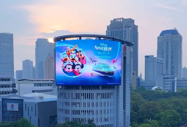 Perbedaan Baliho dan Billboard: Mana Media Iklan Luar Ruang yang Tepat untuk Kampanye Anda?
