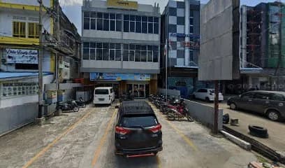 Kantor Adira Finance MT Haryono - Sintang – tampak depan