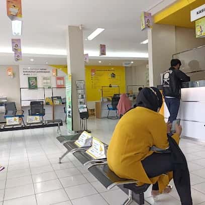 Kantor Adira Finance Soekarno Hatta - Pasuruan โ tampak depan