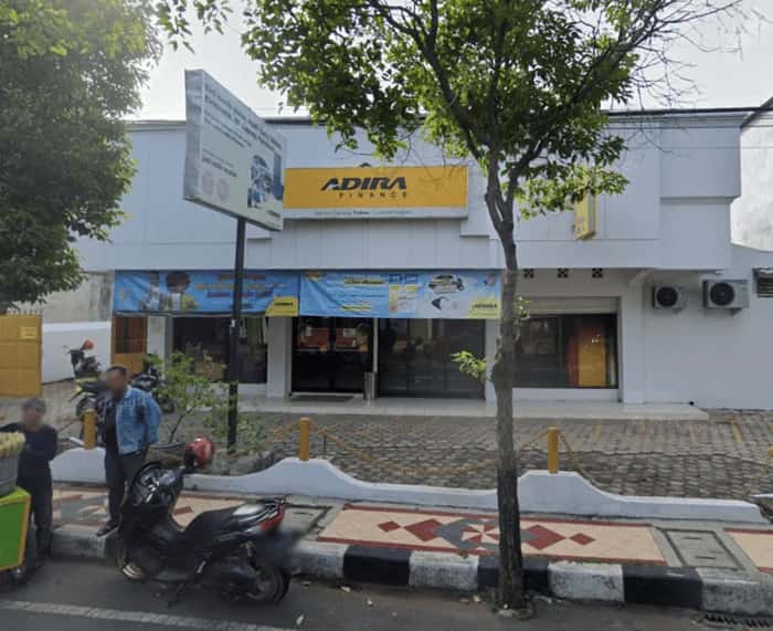 Kantor Adira Finance Lukman Hakim - Tuban โ tampak depan