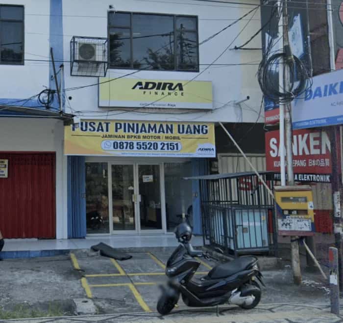 Kantor Adira Finance Praya - Lombok โ tampak depan